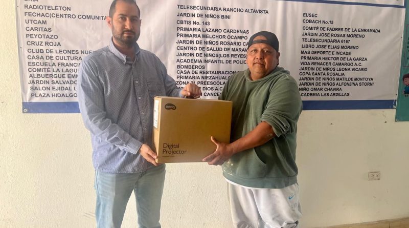 Continúa el apoyo a Asociaciones Civiles; Centro de Rehabilitación recibe proyector por parte de Estacionómetros